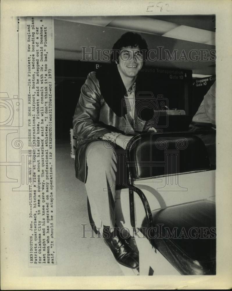 1973 Press Photo Patriots QB Jim Plunkett en route to specialist for sore knee - Historic Images