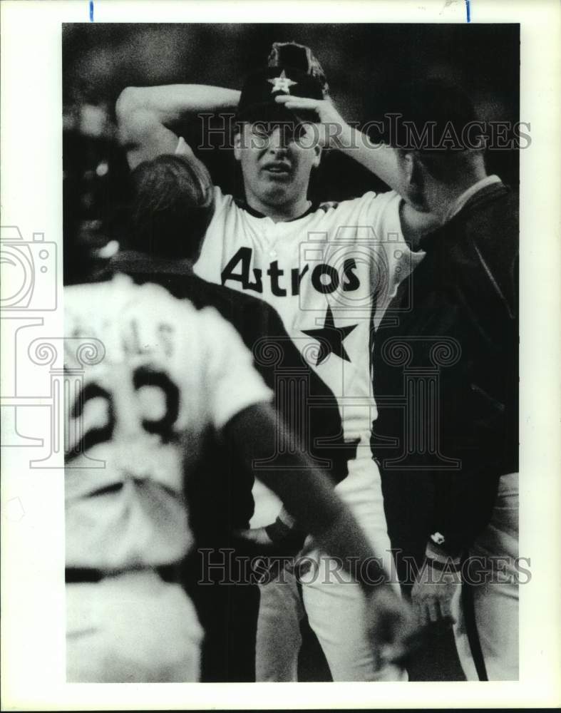 1990 Press Photo Astro pitcher Mark Portugal leaves game with strained muscle- Historic Images