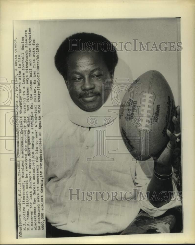 1976 Press Photo Police Lt. Louis Pittman with souvenir Super Bowl football - Historic Images