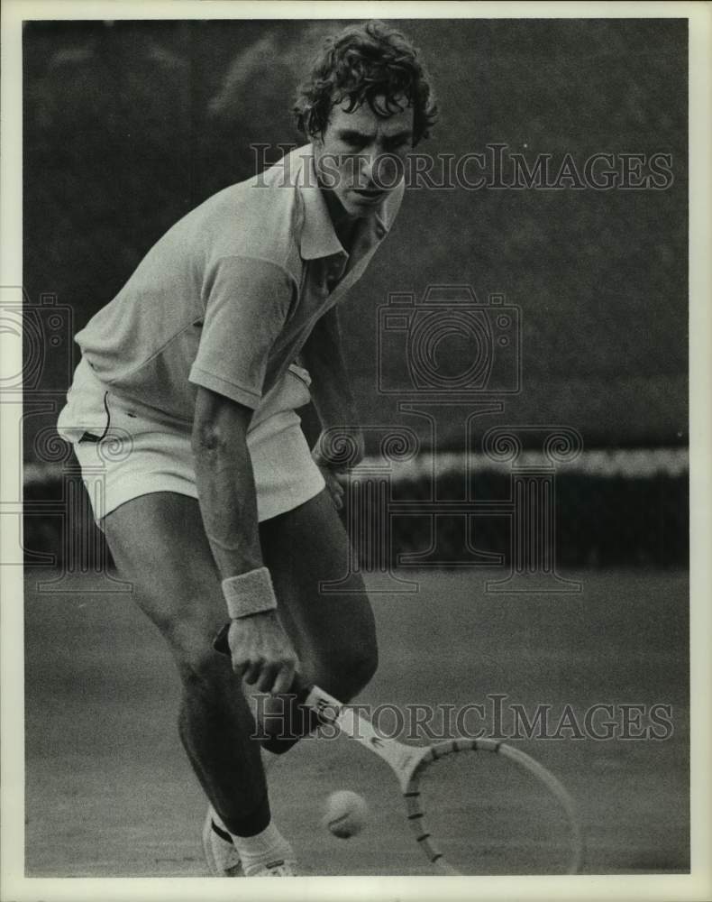 1975 Press Photo Tennis player Dick Stockton reaches down to return shot - Historic Images