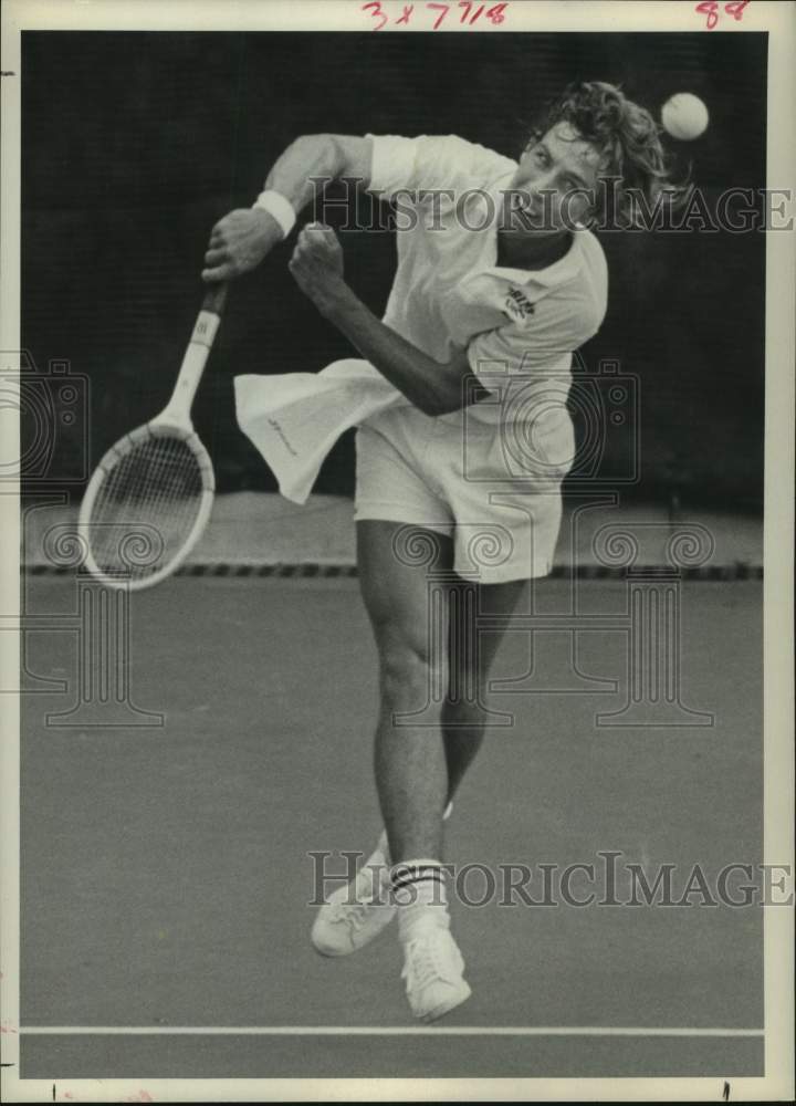 1972 Press Photo Tennis player Dick Stockton leaps to hit shot in Rice Tourney - Historic Images