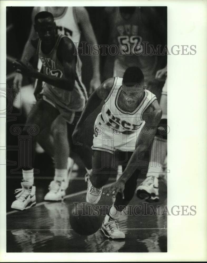 1989 Press Photo Rice basketball guard D'Wayne Tanner dribbles ball upcourt - Historic Images
