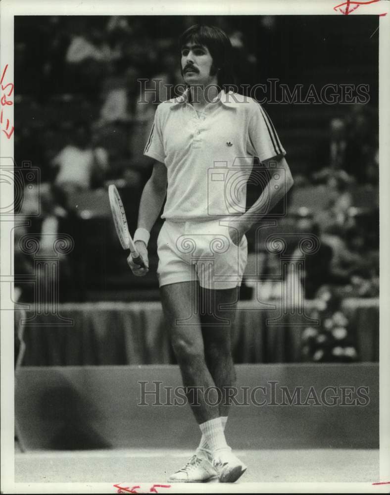 1979 Press Photo Tennis player Raul Ramirez holds racquet as he watches action - Historic Images