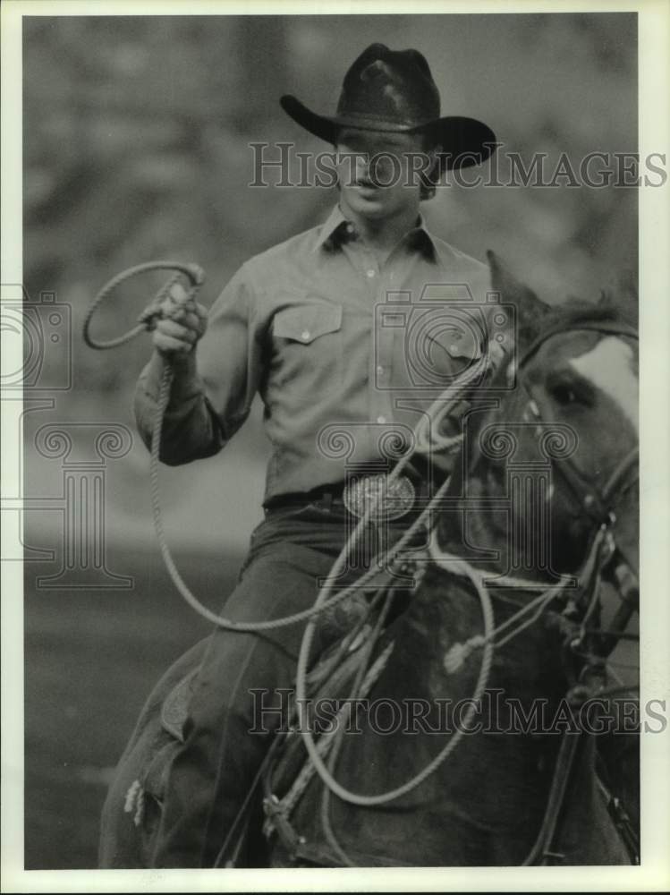 1986 Press Photo Rodeo cowboy Dee Pickett on horseback - hcs22284- Historic Images