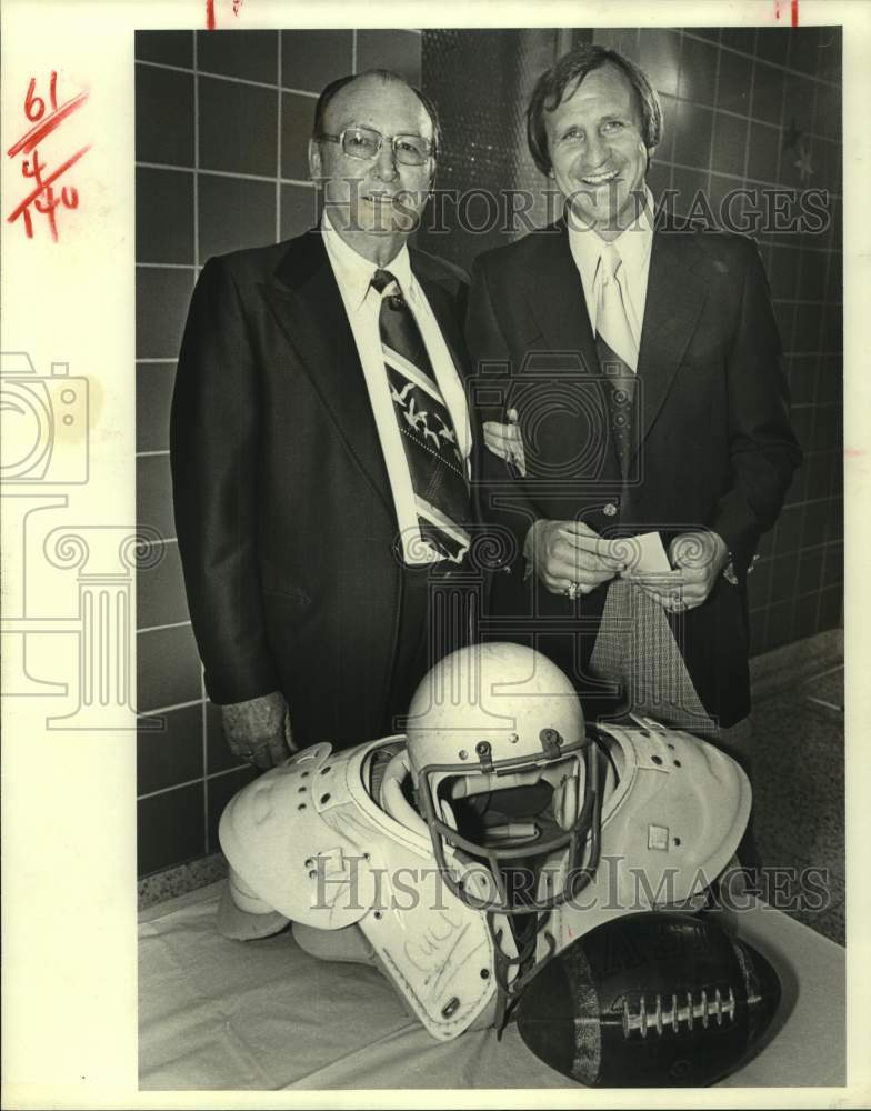 1979 Press Photo Football coach Weldon &quot;Stoney&quot; Phillips poses with another man- Historic Images