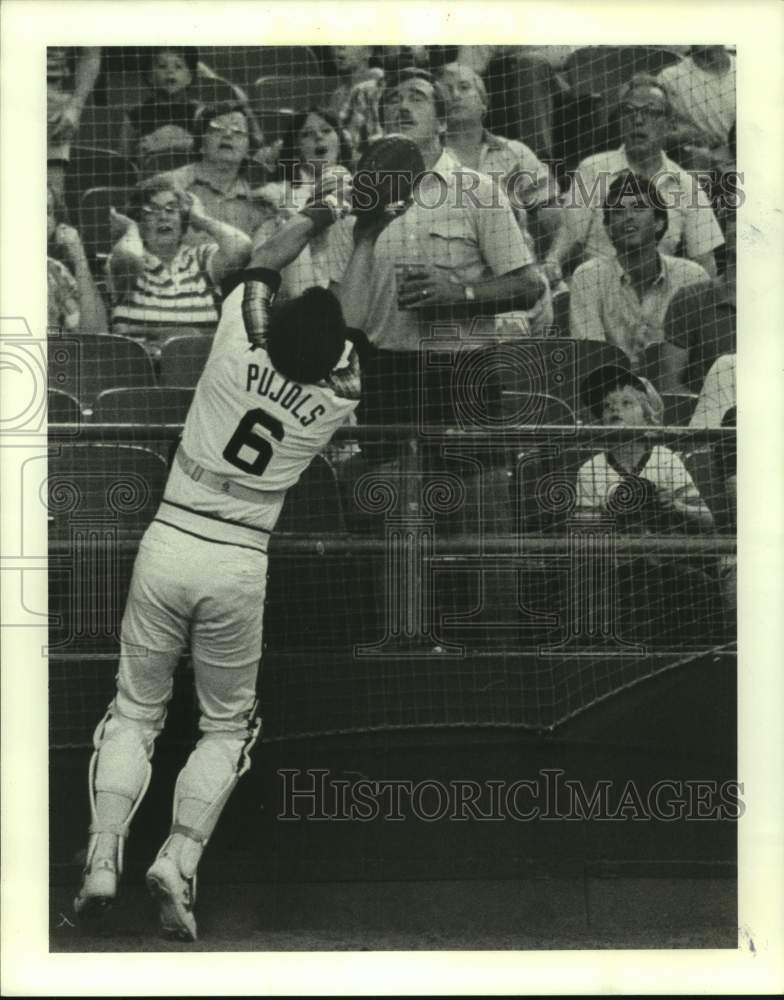 1983 Press Photo Houston Astros baseball catcher Luis Pujols crashes into fence- Historic Images