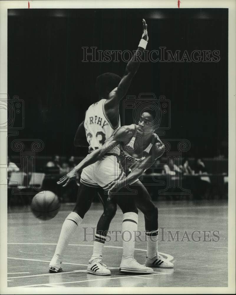 1973 Press Photo Capital Bullets basketball guard Kevin Porter passes around #23 - Historic Images