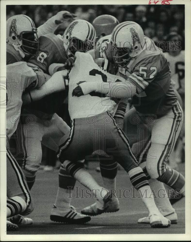 1975 Press Photo Houston Oilers football defense wraps up Cleveland's Pruitt- Historic Images