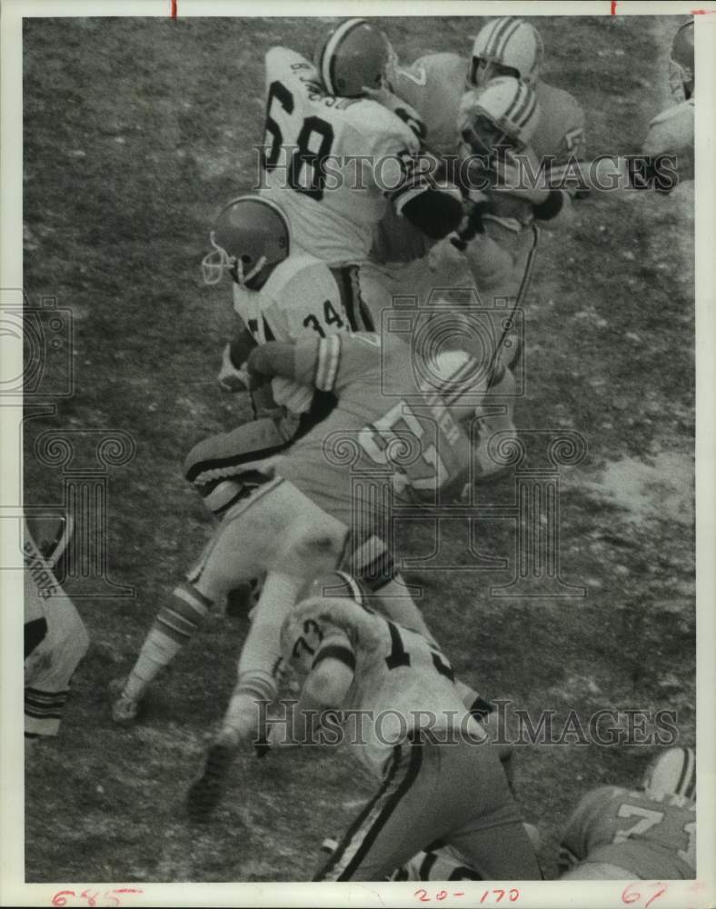 1977 Press Photo Houston Oilers football player #57 tackles Cleveland&#39;s Pruitt - Historic Images