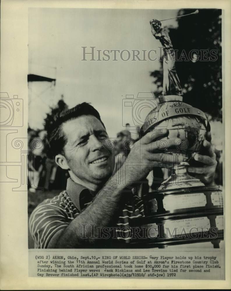 1972 Press Photo Golfer Gary Player holds up World Series of Golf trophy in Ohio- Historic Images