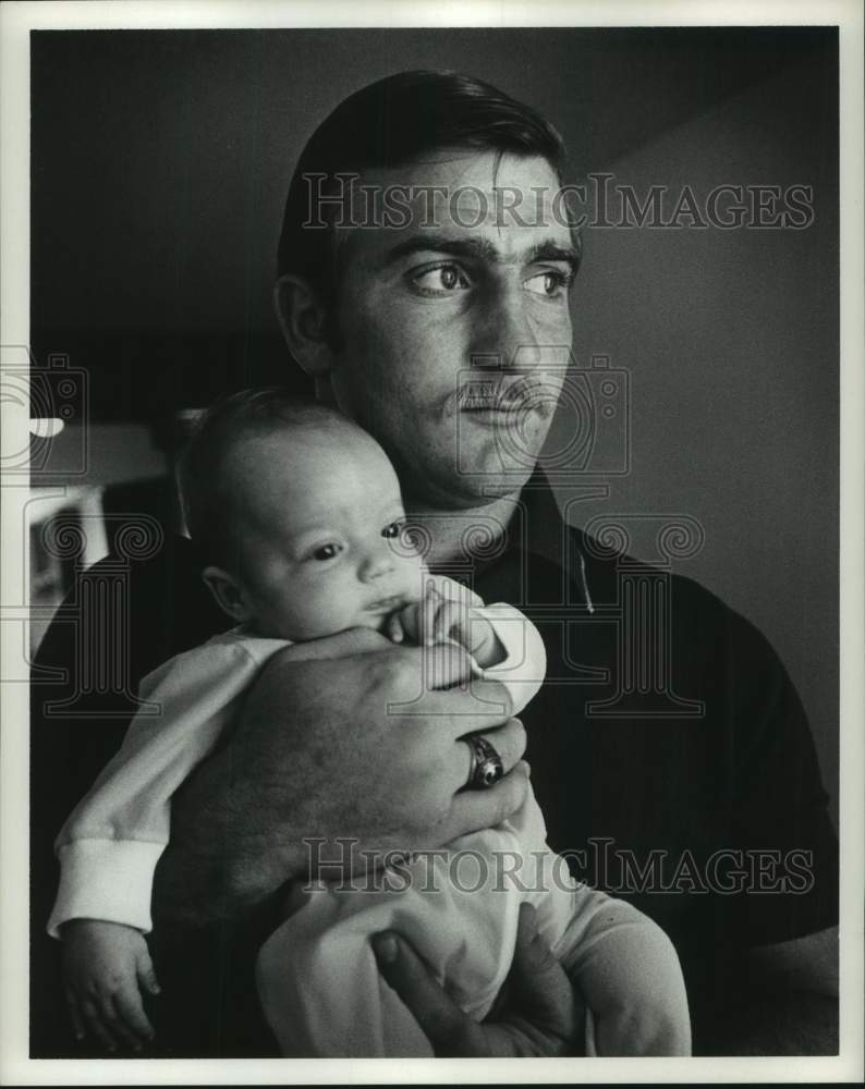 1970 Press Photo Houston Oilers football player Ron Pritchard holds baby - Historic Images