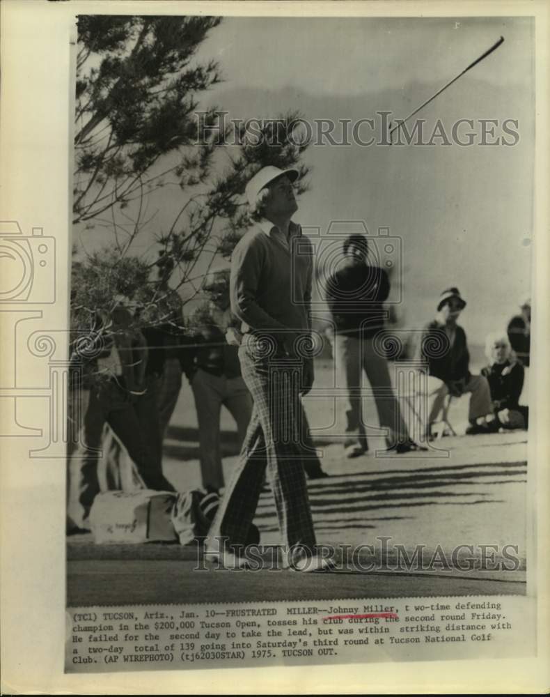 1975 Press Photo Golfer Johnny Miller tosses his club after shot in Tucson Open - Historic Images