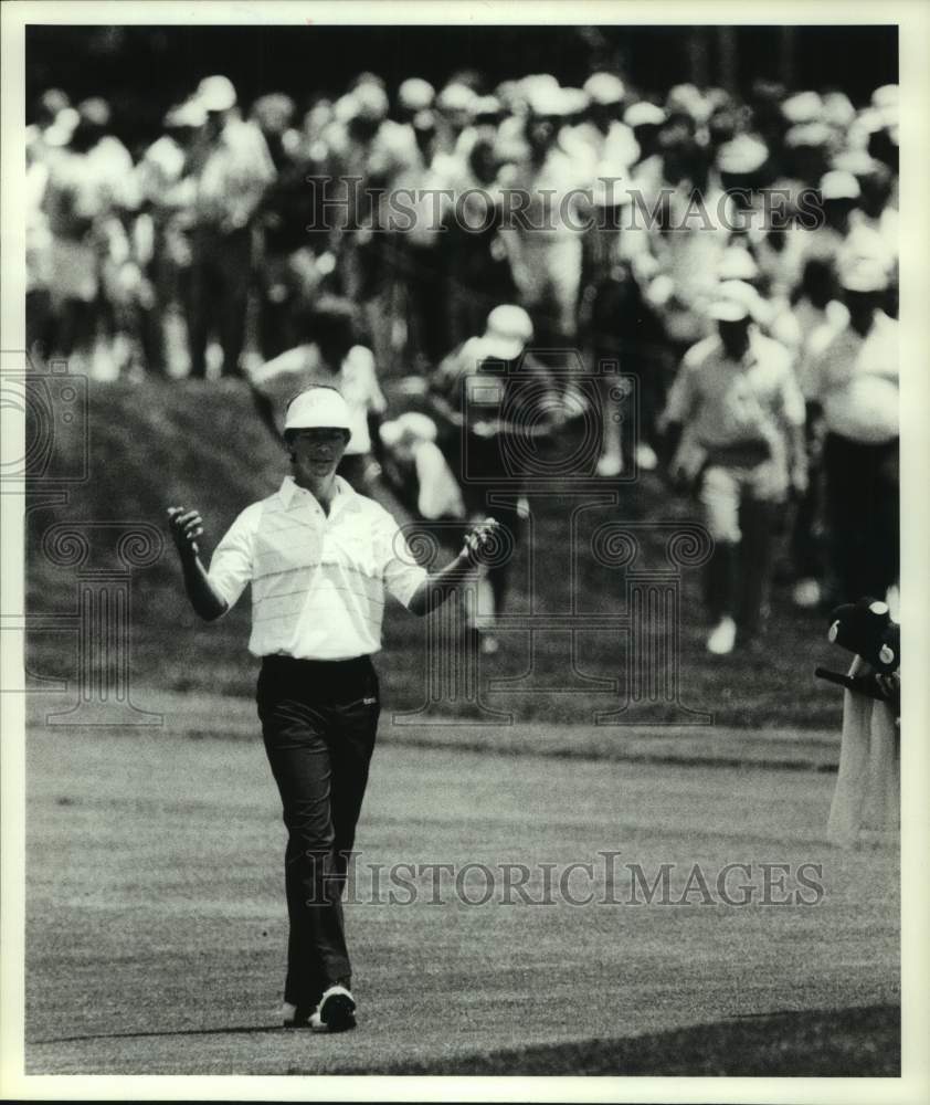 1987 Press Photo Golfer Larry Mize gestures as he walks on 9th fairway - Historic Images