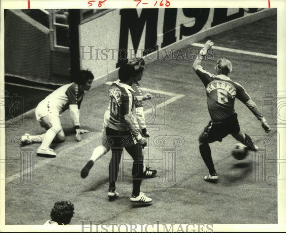 1980 Press Photo Houston Summit soccer player Kai Haaskavi in action vs. Buffalo - Historic Images
