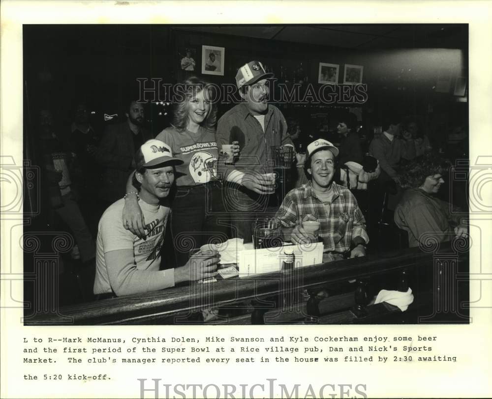 1986 Press Photo Super Bowl fans at Dan and Nick&#39;s Sports market in Rice Village- Historic Images