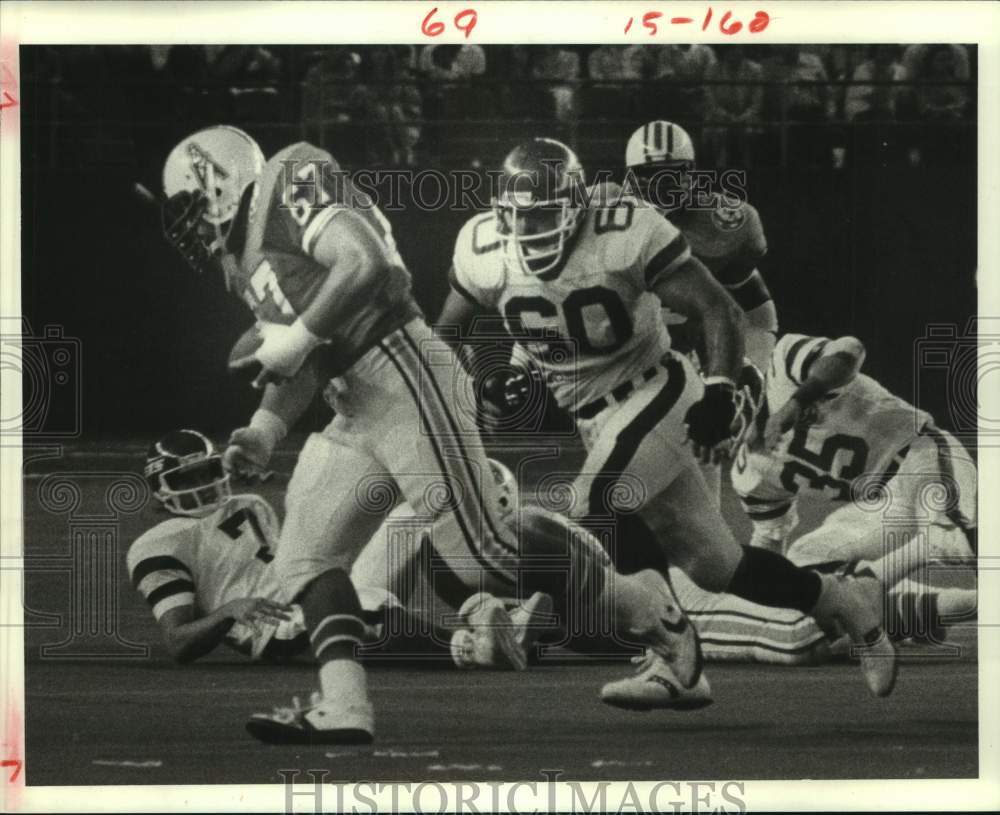 1984 Press Photo Oilers&#39; Mike Stensrud heads home with Jets&#39; Ken O&#39;Brien fumble- Historic Images