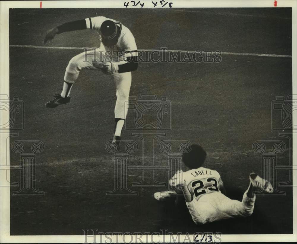 1977 Press Photo Phillies&#39; Rennie Stennett evades Astro Enos Cabell&#39;s steal- Historic Images