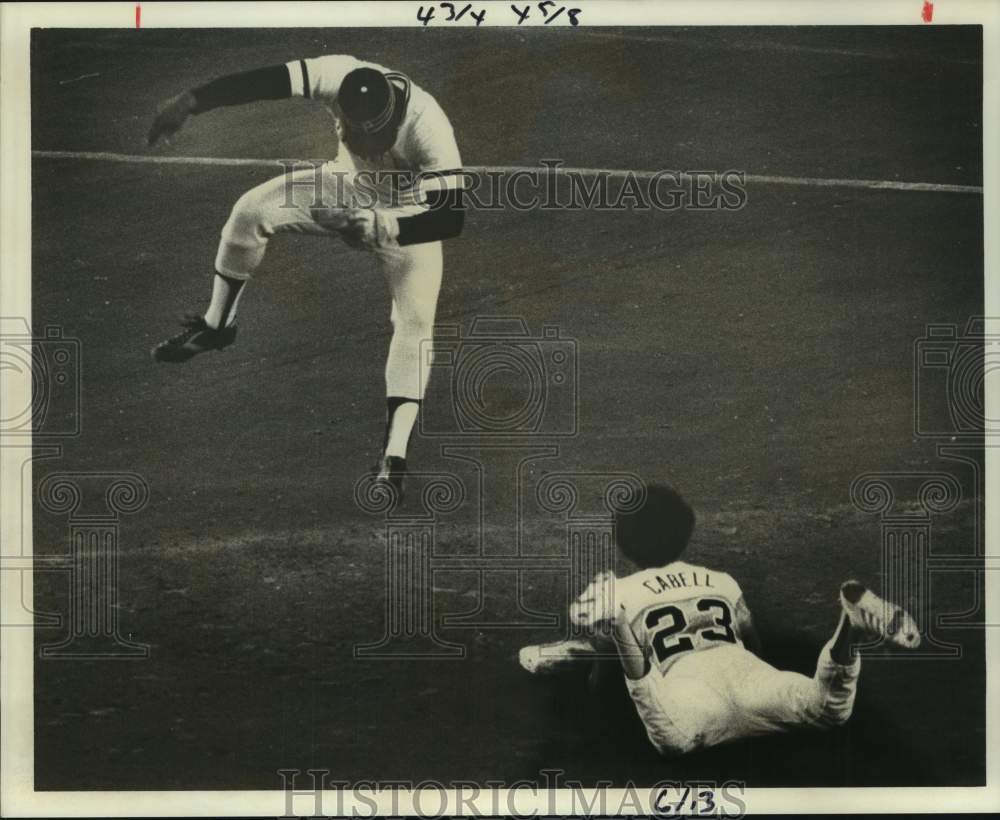 1977 Press Photo Phillies' Rennie Stennett evades Astro Enos Cabell's steal- Historic Images