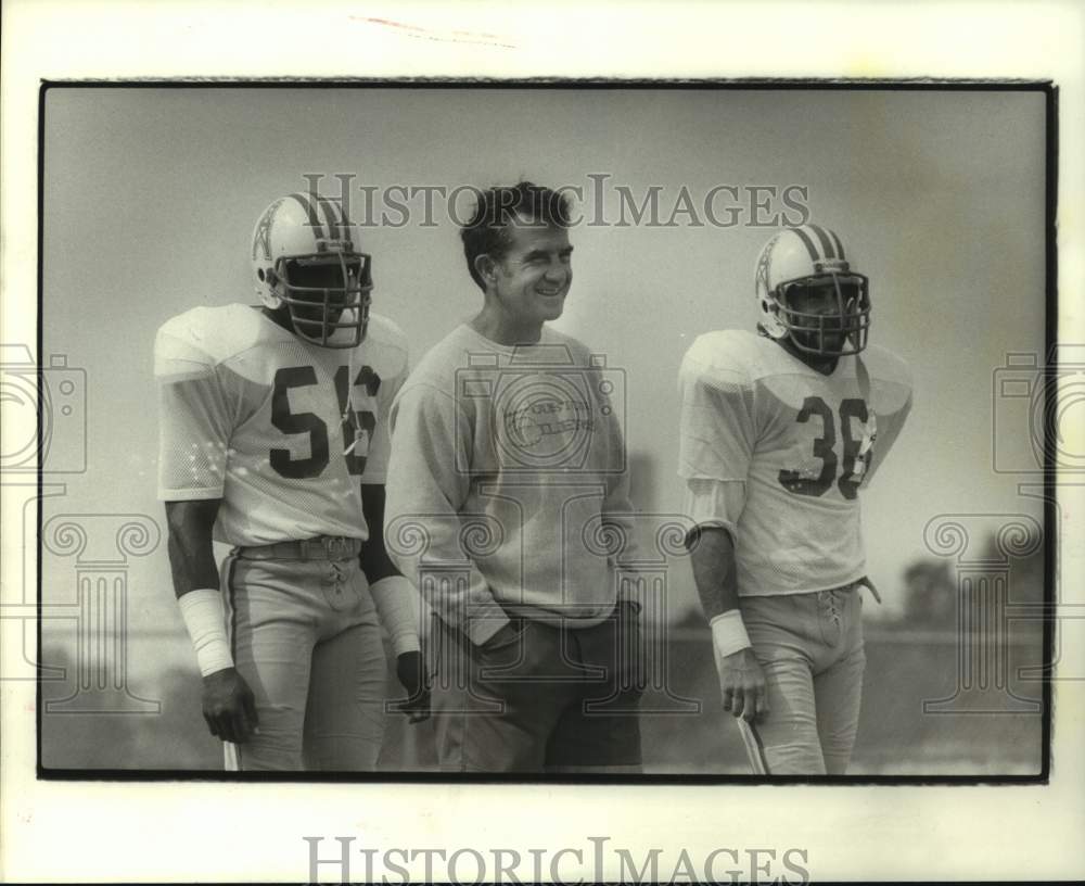 1983 Press Photo Houston Oilers football coach Chuck Studley with players- Historic Images