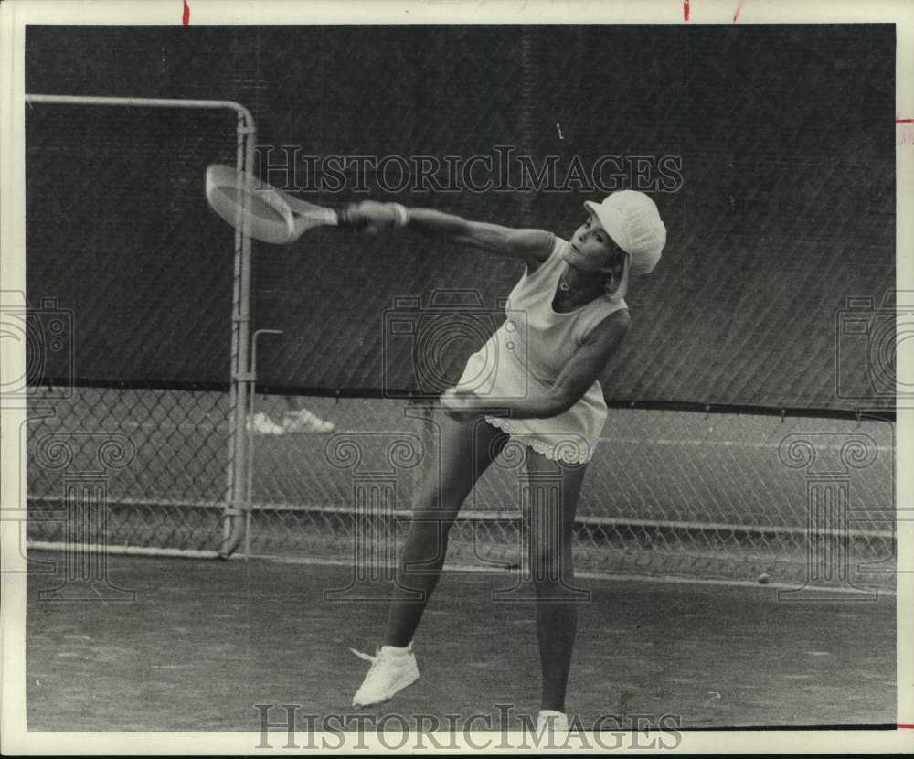 1974 Press Photo Tennis player Mondessa Swif in action - hcs22532- Historic Images