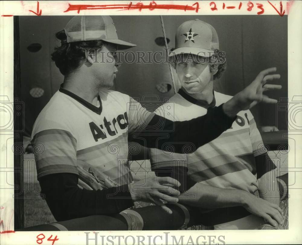 1982 Press Photo Astro pitchers Bob Knepper and Don Sutton discuss pitches- Historic Images