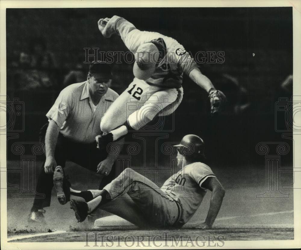 1975 Press Photo Astro Doug Rader out on steal attempt; Padres John Grubb evades - Historic Images