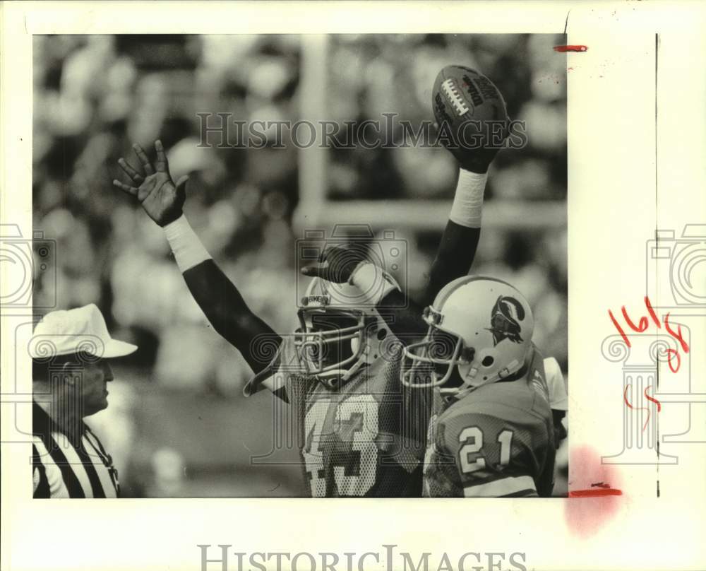 1983 Press Photo Buccaneers&#39; Beasley Reece (43) and John Holt (21) - hcs22562 - Historic Images