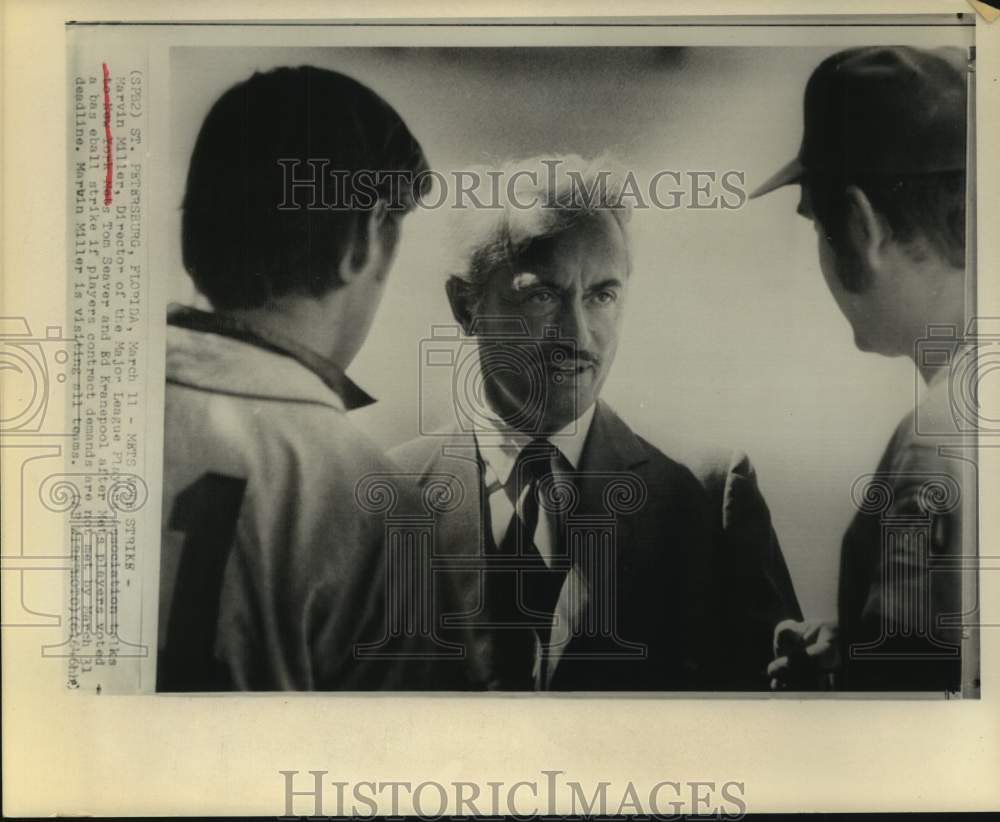 1972 Press Photo Baseball players union rep Marvin Miller with Mets players, FL- Historic Images