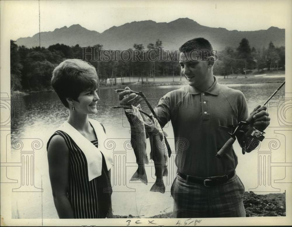 1970 Press Photo Mark Tessman fishing with a woman - hcs22696 - Historic Images