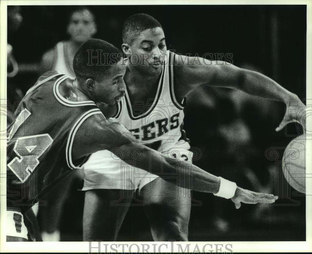 1990 Press Photo TSU&#39;s Tony Gatlin &amp; Miss. Valley&#39;s Clint Young after loose ball- Historic Images