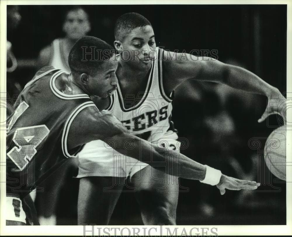 1990 Press Photo TSU's Tony Gatlin & Miss. Valley's Clint Young after loose ball- Historic Images