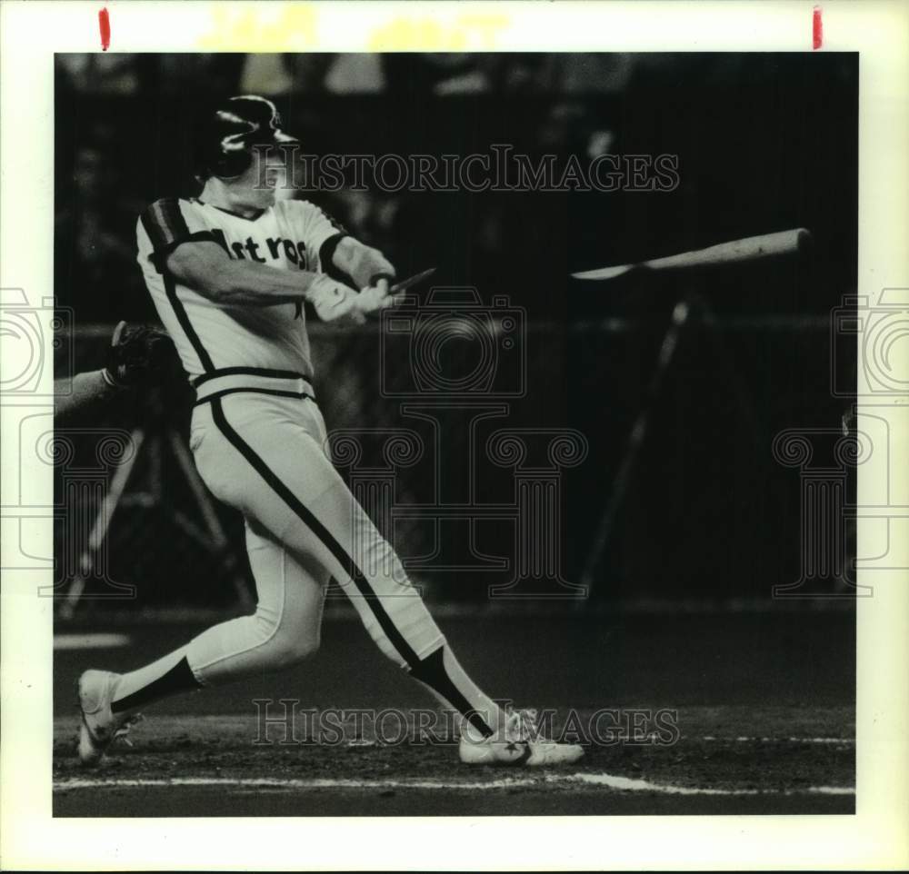 1988 Press Photo Houston Astros baseball player Terry Puhl breaks his bat- Historic Images