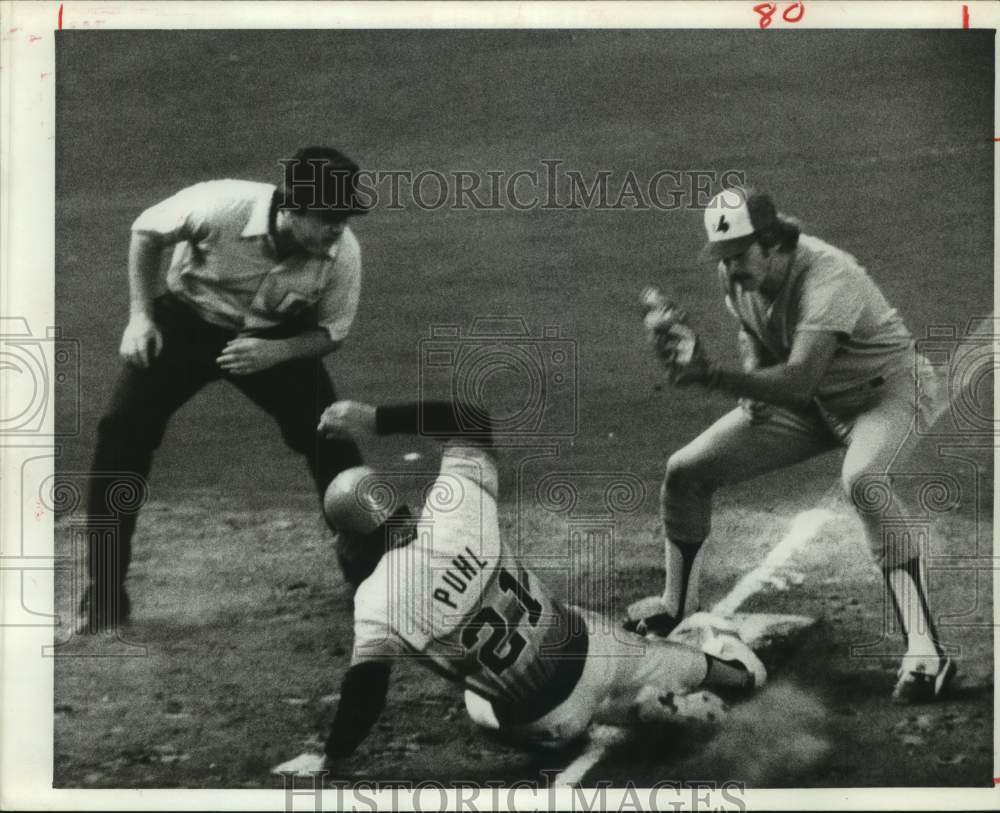 1977 Press Photo Expo Gary Carter fails pickoff, Astro Terry Puhl safe on 3rd- Historic Images