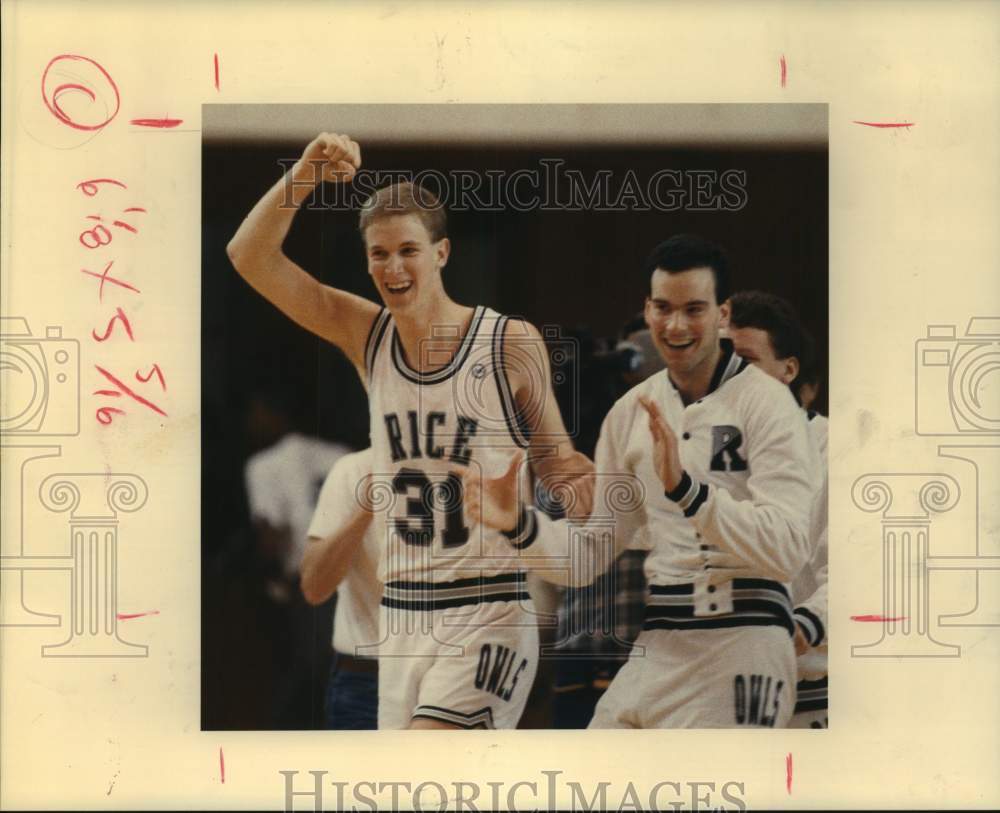1989 Press Photo Rice basketball's Greg Price & Andy Gilchrist after 67-66 win- Historic Images