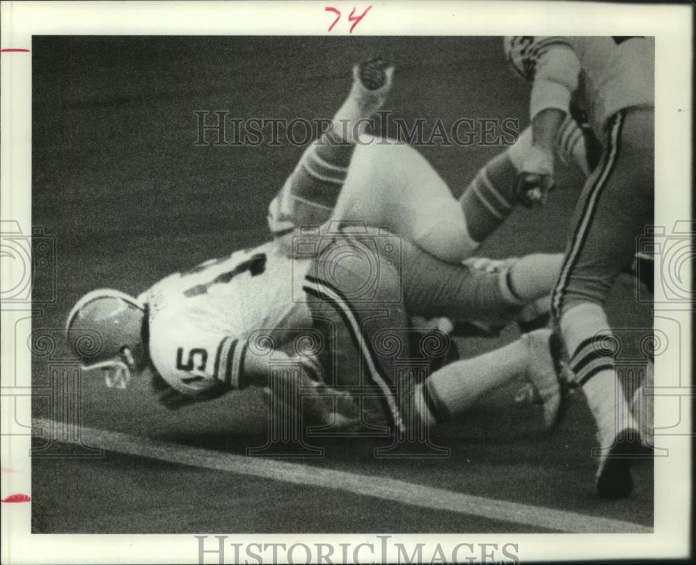 1976 Press Photo Cleveland Browns quarterback Mike Phipps (15) in the end zone- Historic Images