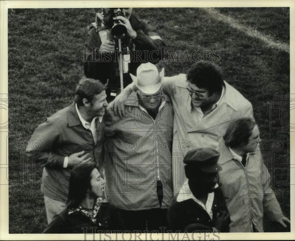 Press Photo Houston Oilers&#39; Bum Phillips &amp; admirers come off the field - Historic Images