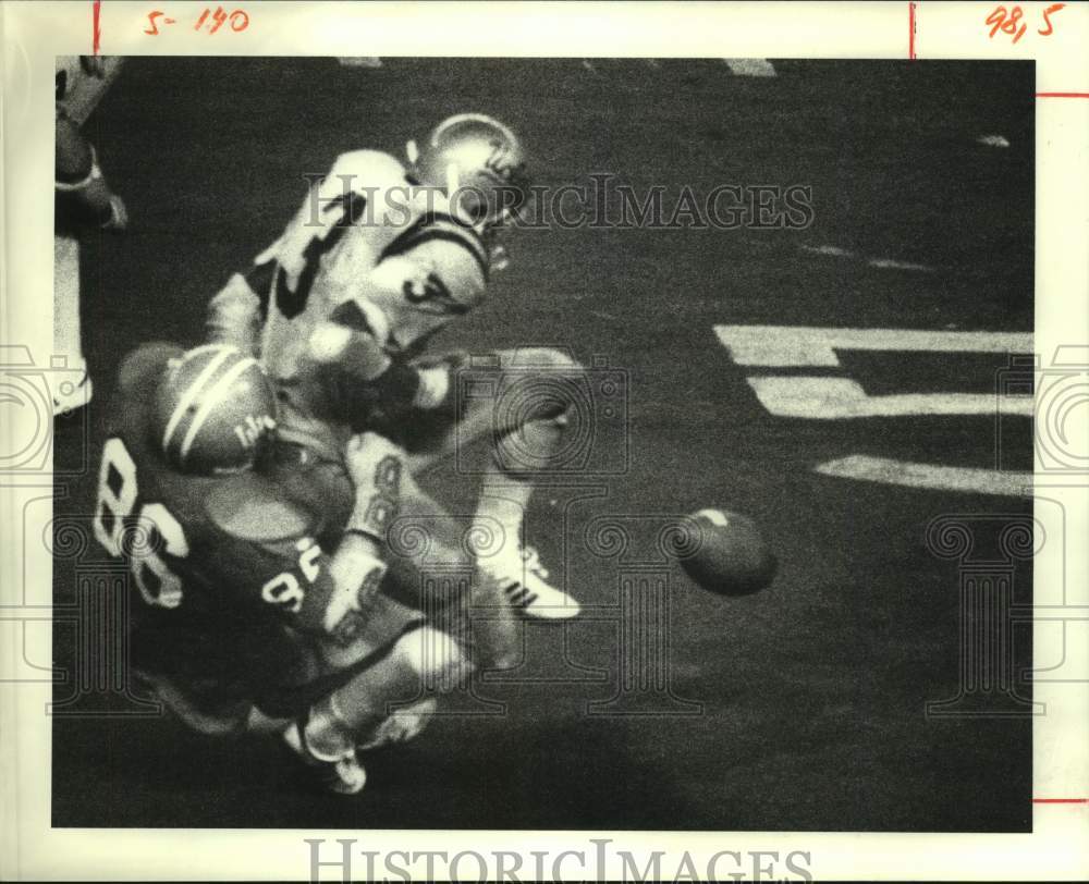 1977 Press Photo UCLA&#39;s James Owens fumbles, Houston&#39;s Sonny Privett recovers- Historic Images