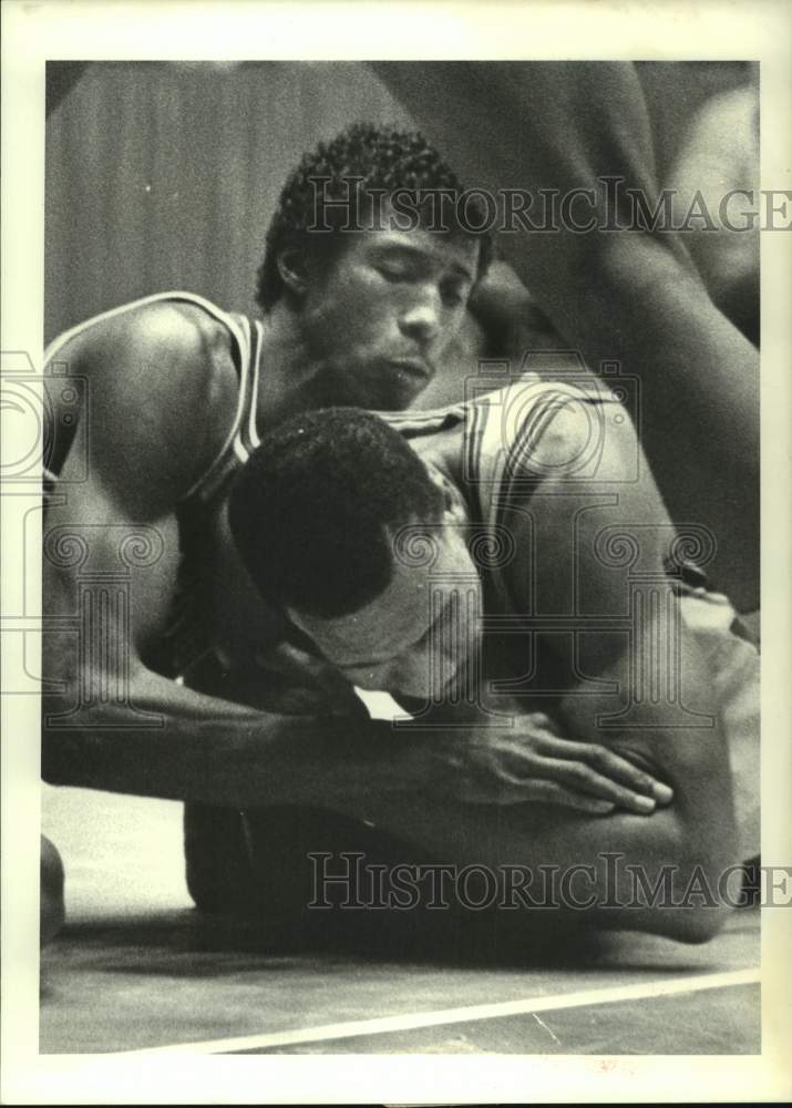 1983 Press Photo UH&#39;s Larry Micheaux and Ark.&#39;s Keenan Debose fight for ball - Historic Images