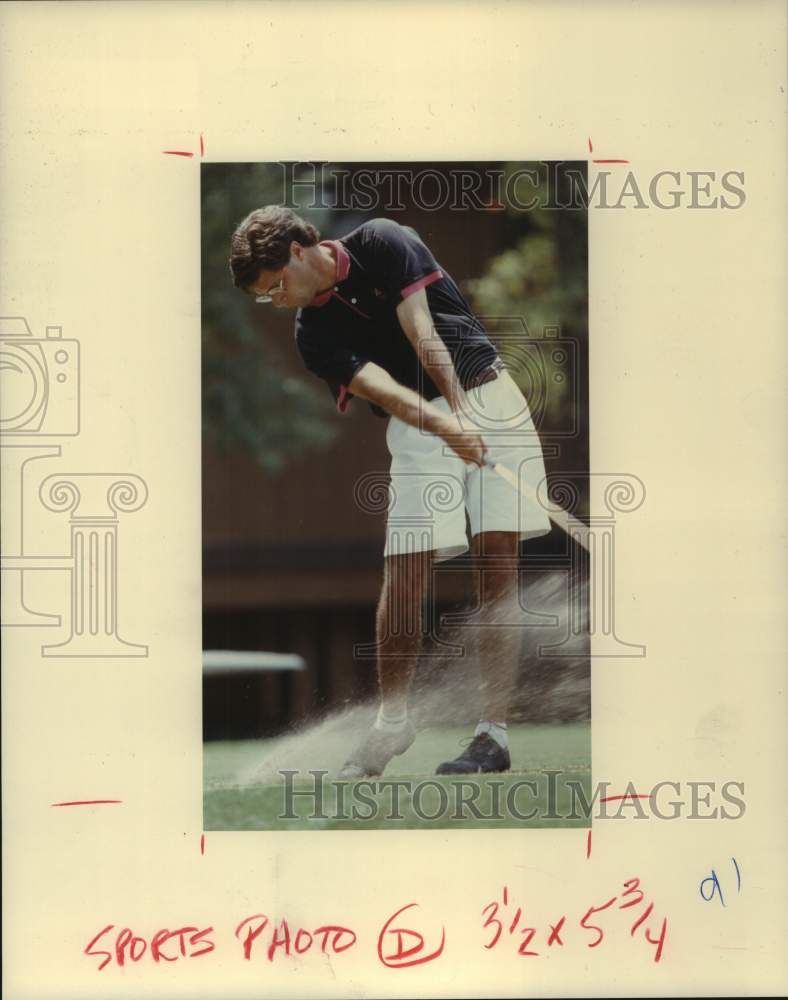 1990 Press Photo Golfer Brad McMakin&#39;s chip shot at Lee Trevino Texas State Open- Historic Images