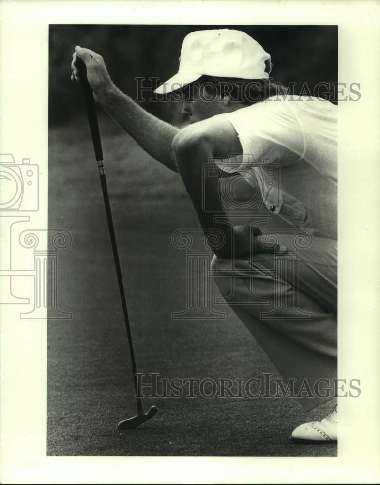 1987 Press Photo Golfer Jodie Mudd lines up a putt - hcs23134 - Historic Images