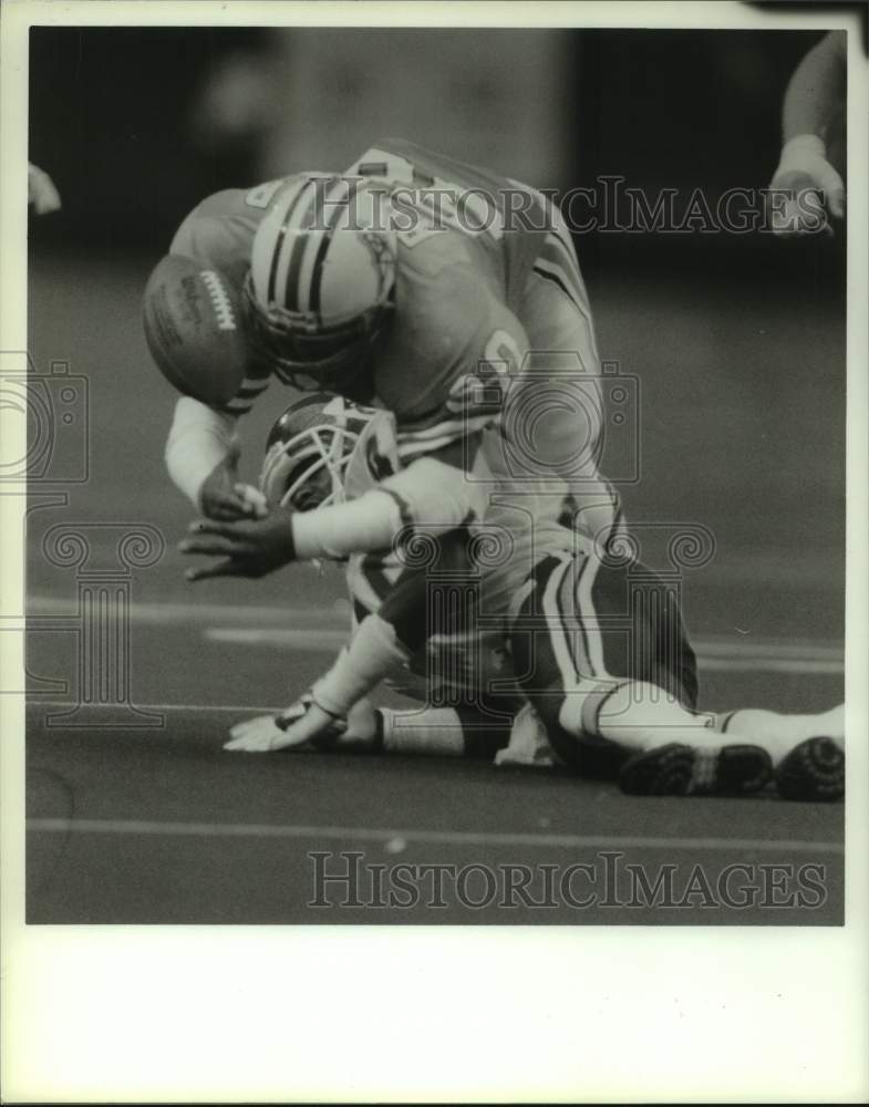 1988 Press Photo Houston Oilers football running back Mike Rozier fumbles ball - Historic Images