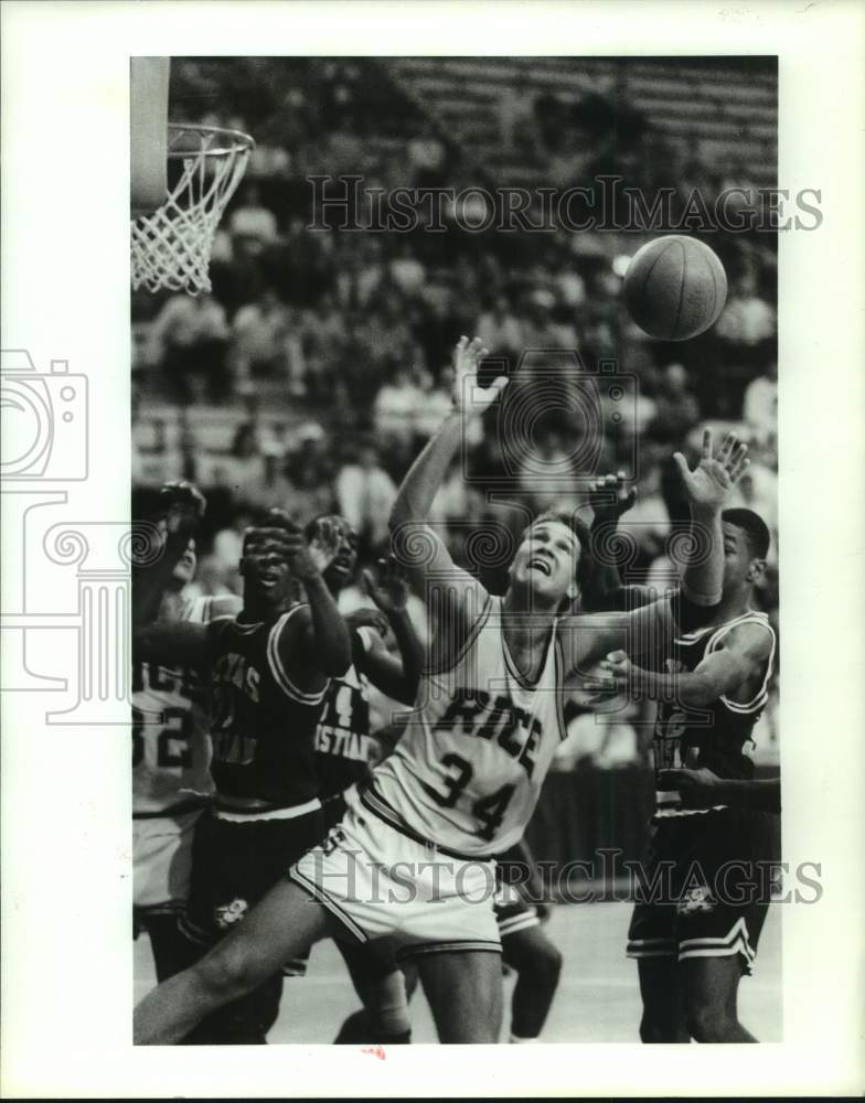 1990 Press Photo Rice's forward Kenneth Rourke goes for rebound in game vs. TCU - Historic Images