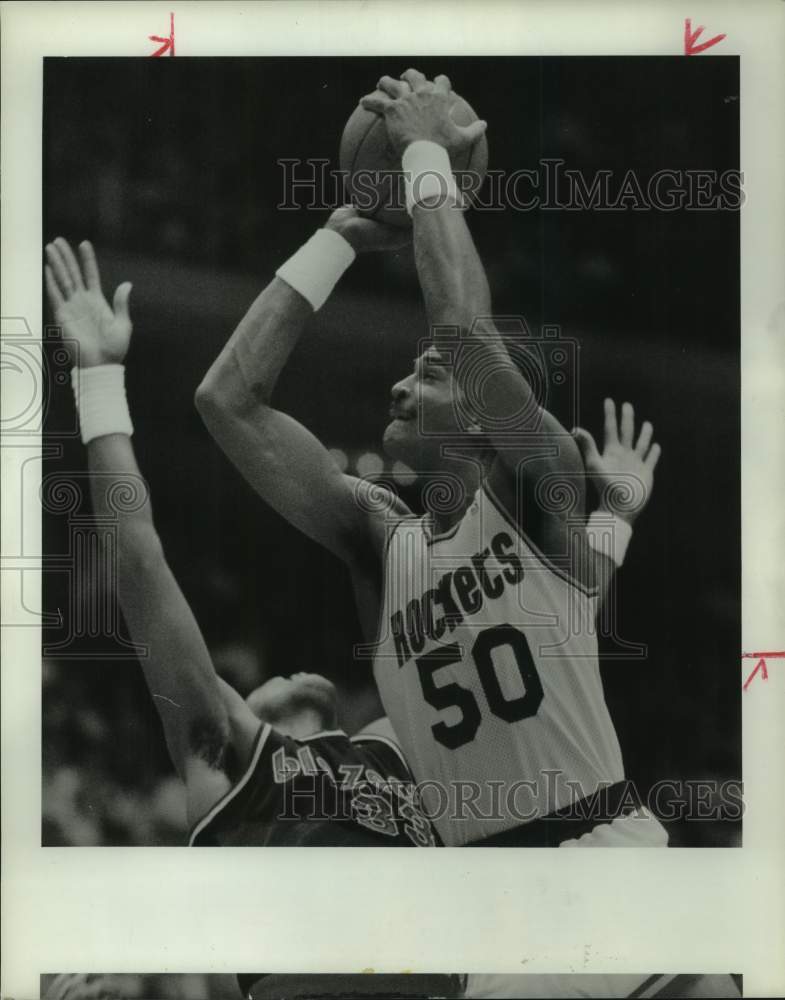 1987 Press Photo Rocket Ralph Sampson gets 2 against Trail Blazer Steve Johnson - Historic Images