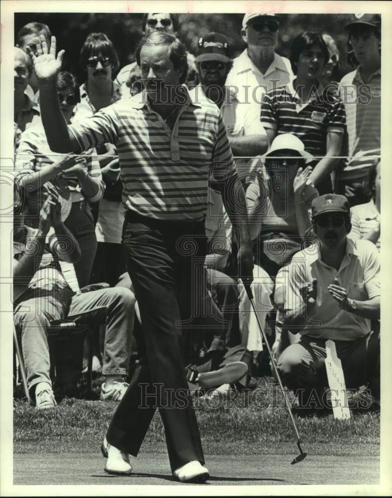 Press Photo Golfer Bob Shearer waves to crowd - hcs23259 - Historic Images