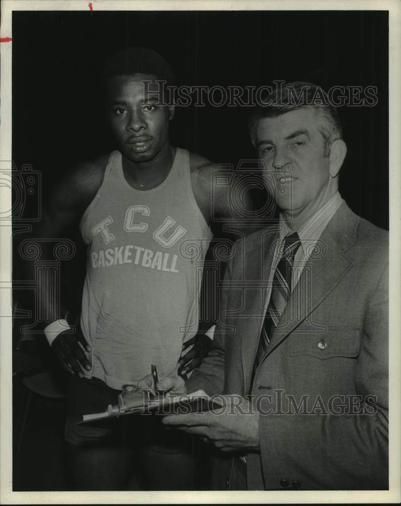 1971 Press Photo TCU basketball player Eugene Kennedy talks to man in practice - Historic Images