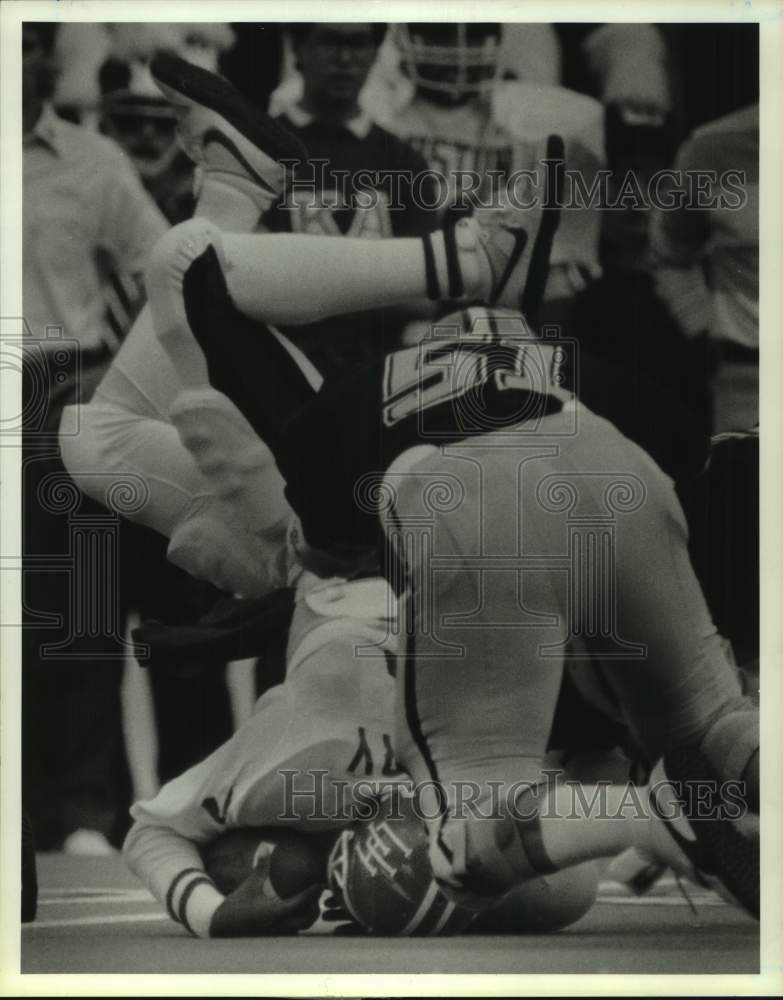 1985 Press Photo U of Houston football quarterback Gerald Landry lands on head- Historic Images