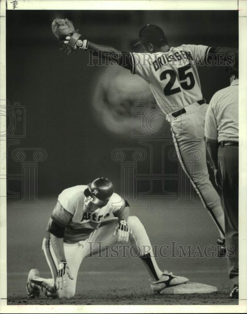 1985 Press Photo Houston Astros baseball player Mike Scott ducks under throw - Historic Images