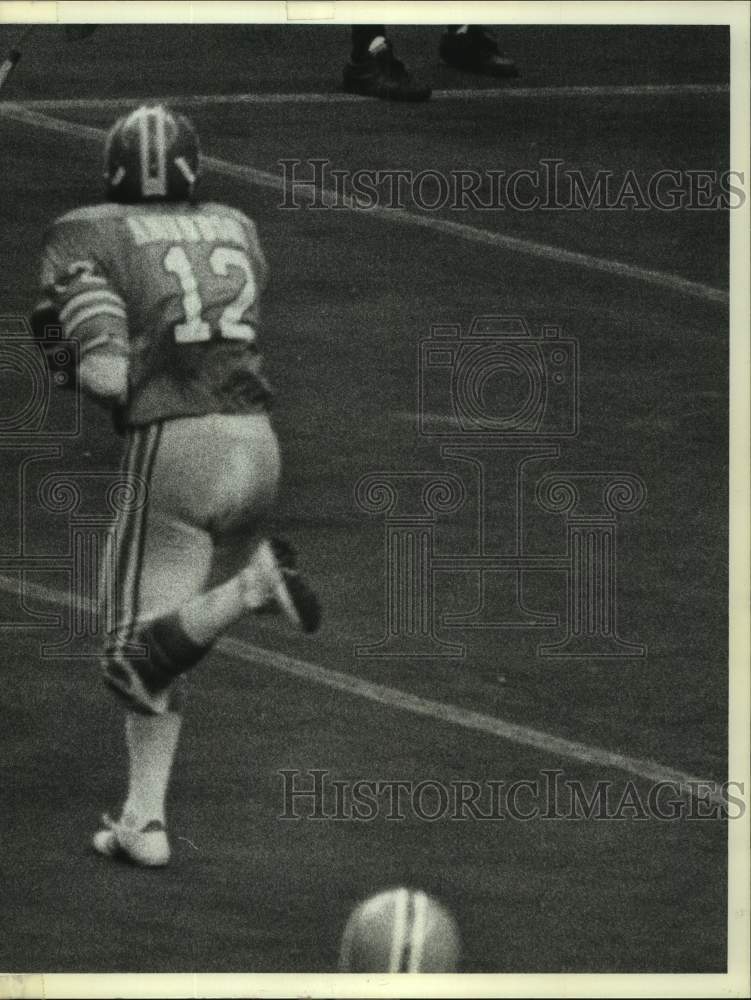 1974 Press Photo Houston Oilers football quarterback Lynn Dickey looks to pass - Historic Images