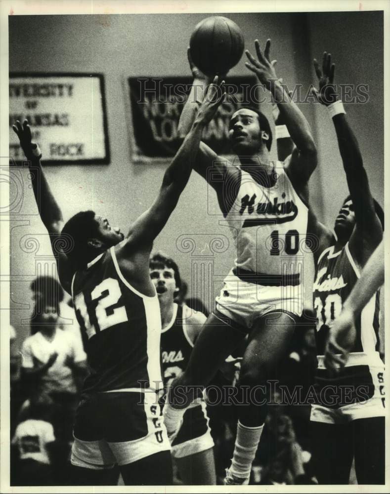 1981 Press Photo Houston Baptist U basketball player Greg Wise shoots in game- Historic Images