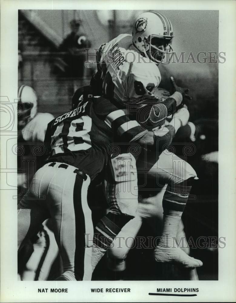 1989 Press Photo Miami Dolphins football wide receiver Nat Moore catches pass - Historic Images